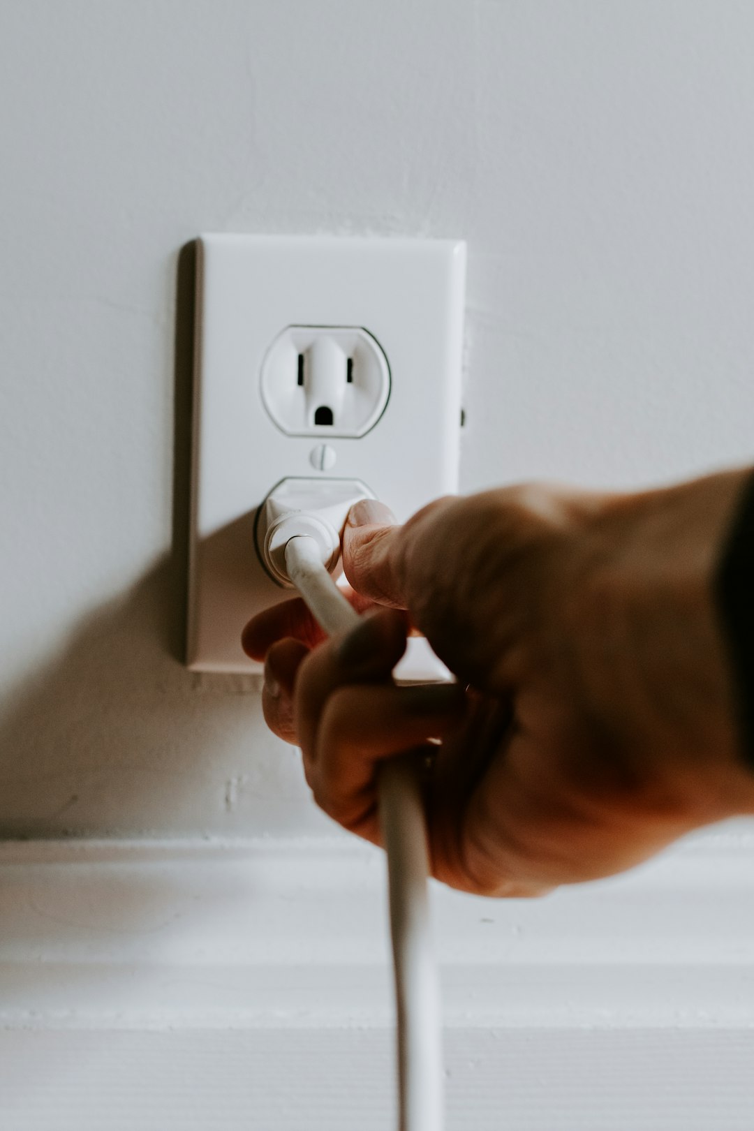 Evde Ani Sigorta Atması: Elektrikçiye Gitmeden Önce 5 Kontrol
